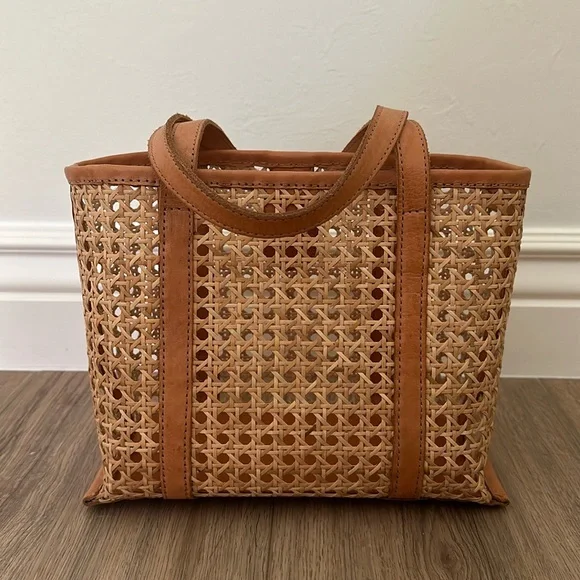 Elegant Tan Woven Tote Bag - Picture 1 of 4
